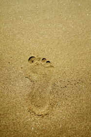 odbicie stopy na plaży